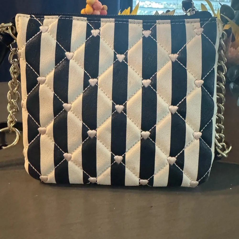 Betsey Johnson Black and White Striped Crossbody Bag preloved - Picture 5 of 9